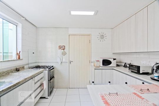 Cozinha de casa de condomínio à venda com 3 quartos, 201m² em Chora Menino, São Paulo