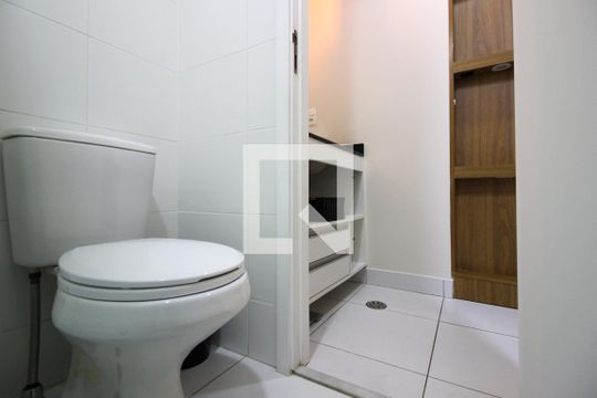 Banheiro de kitnet/studio para alugar com 1 quarto, 25m² em Cerqueira César, São Paulo