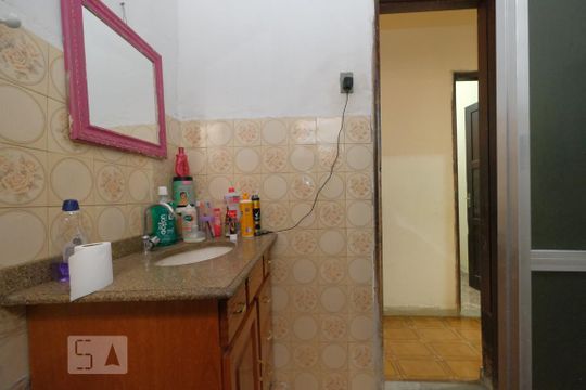 Banheiro de casa à venda com 3 quartos, 50m² em Benfica, Rio de Janeiro