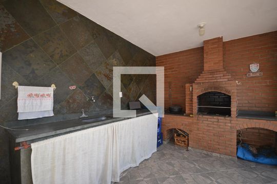 Quintal de casa para alugar com 3 quartos, 330m² em Praça Seca, Rio de Janeiro