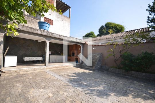 Quintal de casa para alugar com 3 quartos, 330m² em Praça Seca, Rio de Janeiro