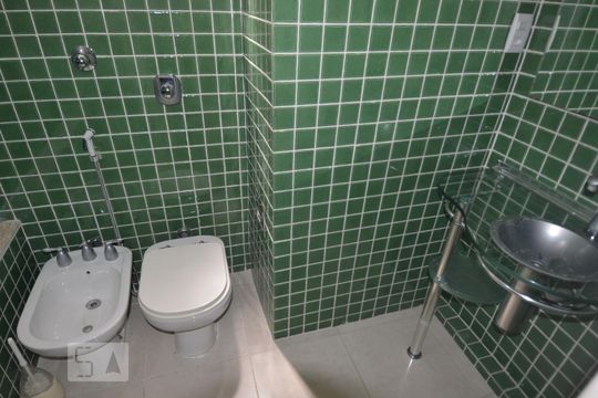 Banheiro 1 de apartamento para alugar com 2 quartos, 70m² em Copacabana, Rio de Janeiro