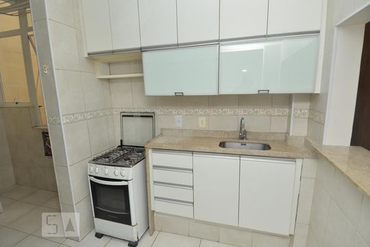 Cozinha de apartamento para alugar com 2 quartos, 70m² em Copacabana, Rio de Janeiro