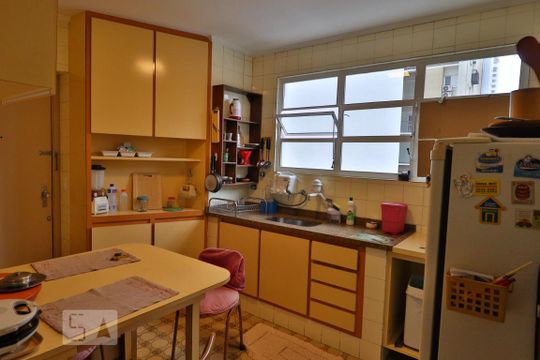 Cozinha de apartamento para alugar com 3 quartos, 105m² em Cerqueira César, São Paulo