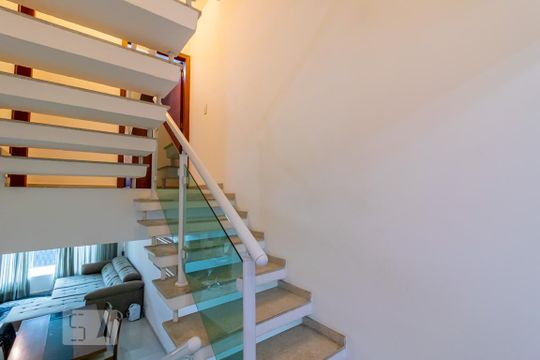 Escadas de casa à venda com 3 quartos, 200m² em Vila Brasilio Machado, São Paulo