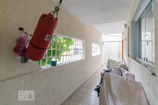 Corredor de casa à venda com 3 quartos, 240m² em Vila Scarpelli, Santo André