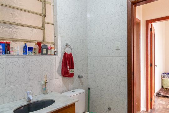 Banheiro de apartamento à venda com 2 quartos, 70m² em Floresta, Porto Alegre