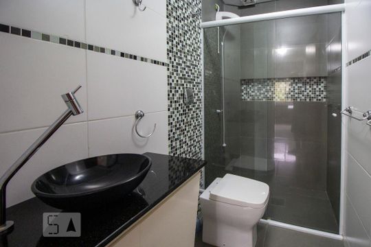 Banheiro 01 de casa de condomínio para alugar com 3 quartos, 140m² em Santo Antônio de Lisboa, Florianópolis