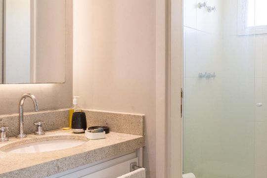 Banheiro de kitnet/studio para alugar com 1 quarto, 35m² em Água Branca, São Paulo