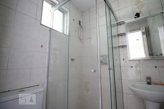 Banheiro de apartamento para alugar com 2 quartos, 60m² em Conjunto Residencial José Bonifácio, São Paulo