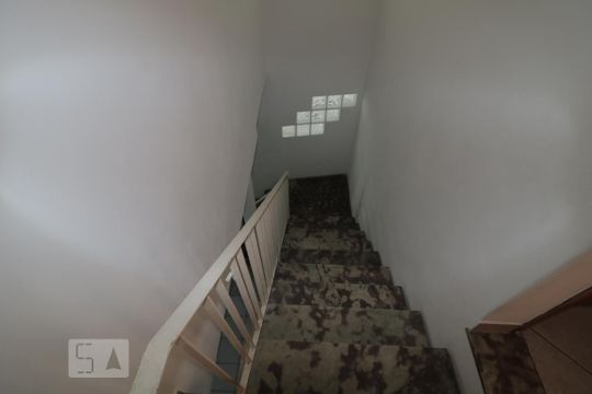Escada de acesso aos quartos  de casa para alugar com 4 quartos, 340m² em Jardim Anália Franco, São Paulo