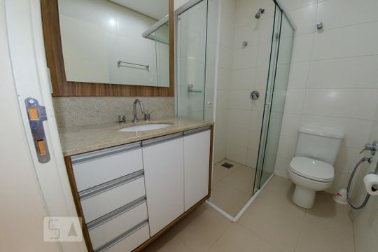 Banheiro de apartamento para alugar com 2 quartos, 60m² em Ingleses do Rio Vermelho, Florianópolis