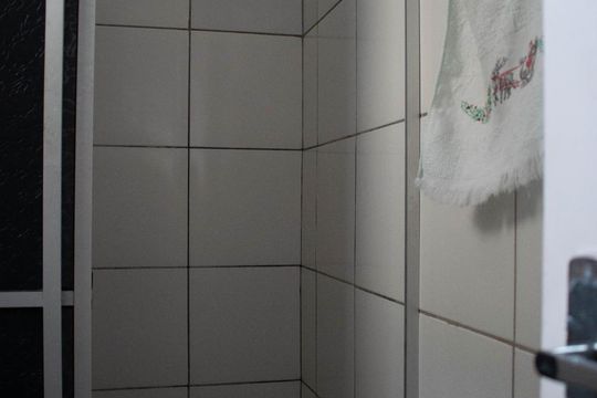 Banheiro de apartamento para alugar com 2 quartos, 43m² em Vila Nova, Porto Alegre