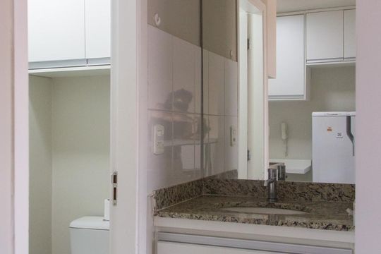 Banheiro de kitnet/studio para alugar com 1 quarto, 25m² em Iguatemi, Ribeirão Preto