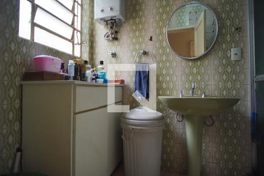 Banheiro Corredor de casa à venda com 1 quarto, 175m² em Petrópolis, Porto Alegre