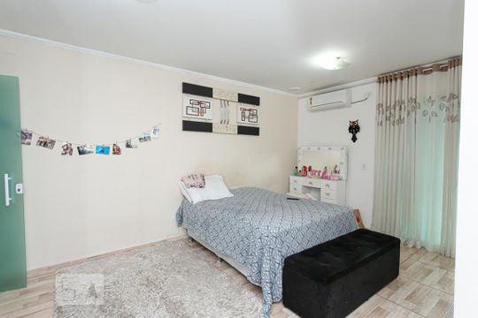 Suite de casa para alugar com 5 quartos, 239m² em Jardim Iva, São Paulo