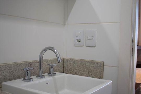 Banheiro de apartamento à venda com 1 quarto, 49m² em Praia de Belas, Porto Alegre
