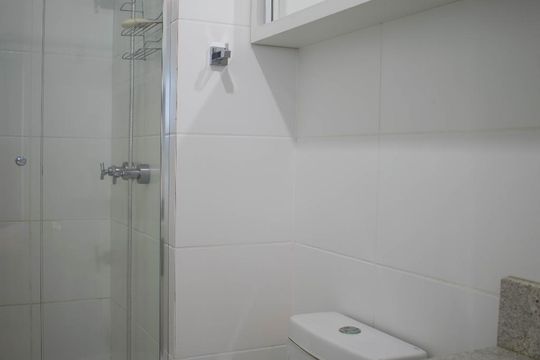 Banheiro de apartamento à venda com 1 quarto, 49m² em Praia de Belas, Porto Alegre