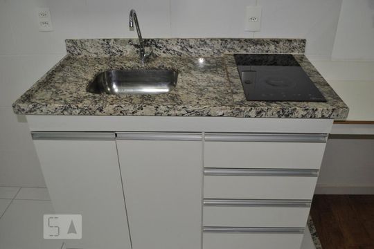 Cozinha de apartamento para alugar com 1 quarto, 28m² em Liberdade, São Paulo