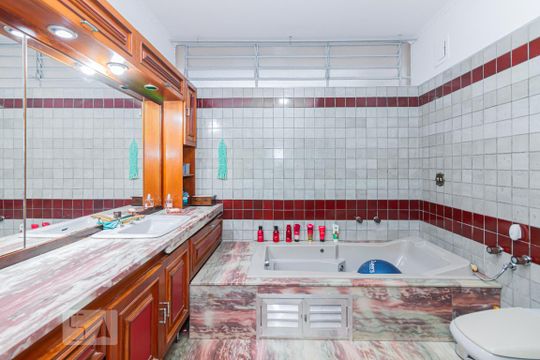 BANHEIRO SUITE QUARTO 3 de casa à venda com 3 quartos, 430m² em Lapa, São Paulo