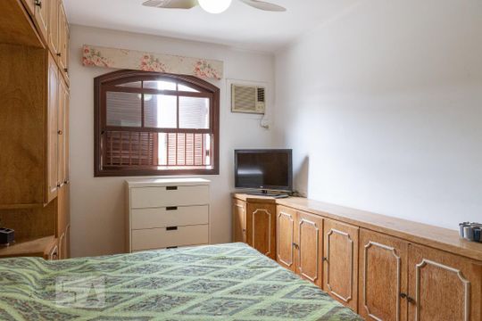 Suíte de casa à venda com 4 quartos, 350m² em Vila Romana, São Paulo