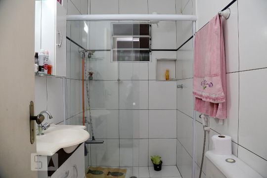 Banheiro 2 de casa à venda com 2 quartos, 120m² em Jardim São Miguel, Taboão da Serra