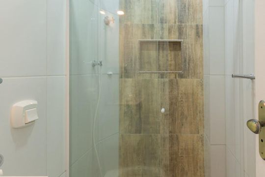 Banheiro de kitnet/studio para alugar com 1 quarto, 26m² em Tijuca, Rio de Janeiro
