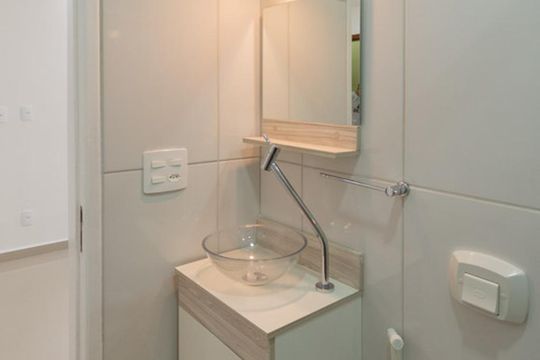 Banheiro de kitnet/studio para alugar com 1 quarto, 26m² em Tijuca, Rio de Janeiro