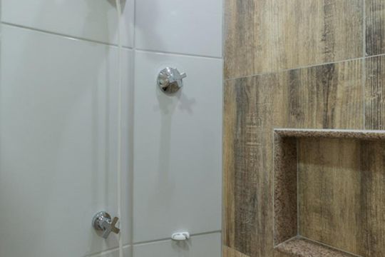 Banheiro de kitnet/studio para alugar com 1 quarto, 26m² em Tijuca, Rio de Janeiro