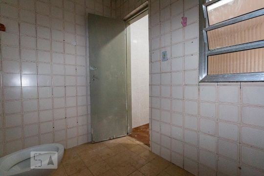 Banheiro de casa para alugar com 2 quartos, 60m² em Vila Paulistania, São Paulo