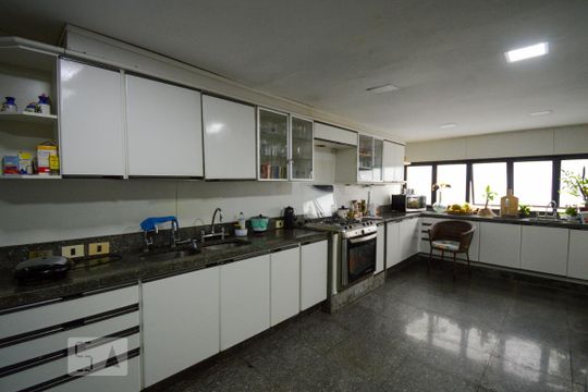 Cozinha de apartamento à venda com 6 quartos, 1080m² em Barra da Tijuca, Rio de Janeiro