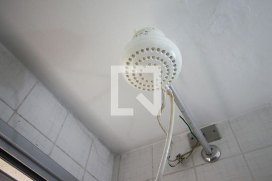 Banheiro de apartamento para alugar com 2 quartos, 48m² em Vila Carmosina, São Paulo
