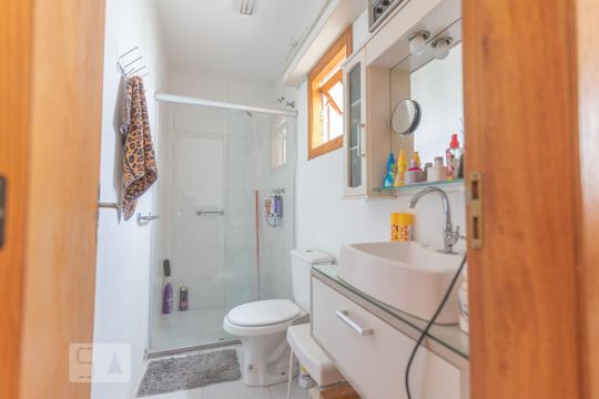 Banheiro de casa de condomínio à venda com 3 quartos, 120m² em Tristeza, Porto Alegre