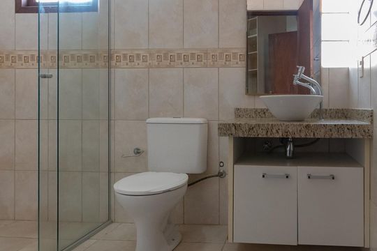 Banheiro da Suíte 1 de casa à venda com 3 quartos, 215m² em Parque Jambeiro, Campinas