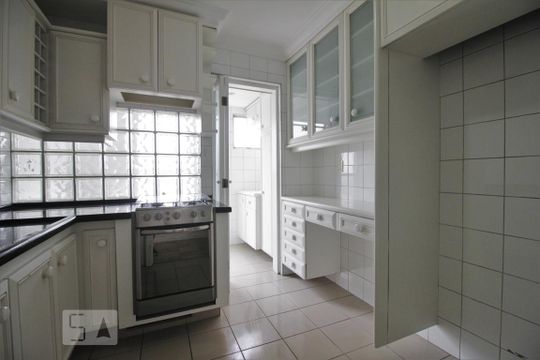 Cozinha de apartamento para alugar com 2 quartos, 65m² em Jardim Taboão, São Paulo