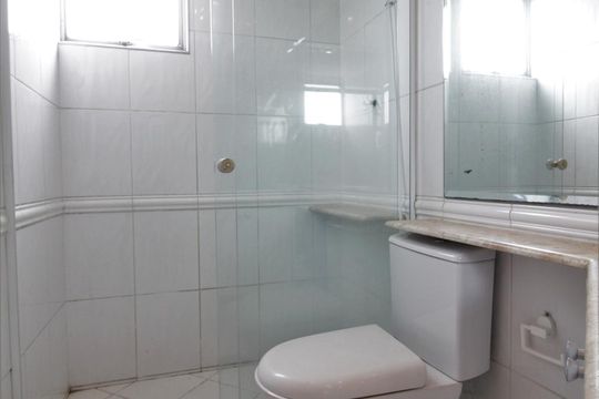 Banheiro de apartamento para alugar com 2 quartos, 65m² em Jardim Taboão, São Paulo