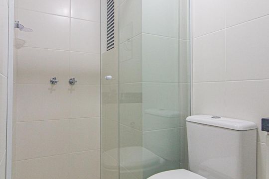 Banheiro de apartamento para alugar com 1 quarto, 44m² em Centro, Curitiba