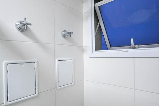 Chuveiro do banheiro de kitnet/studio para alugar com 1 quarto, 37m² em Real Parque, São Paulo