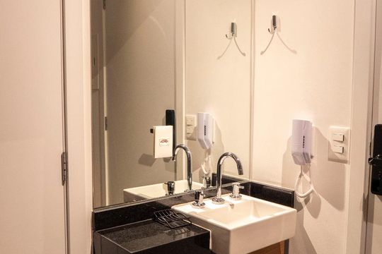 Banheiro de kitnet/studio para alugar com 1 quarto, 24m² em Liberdade, São Paulo