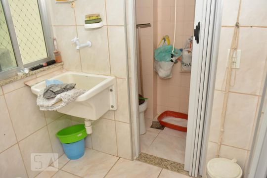 Banheiro dos fundos de apartamento à venda com 2 quartos, 60m² em Jardim Guanabara, Rio de Janeiro