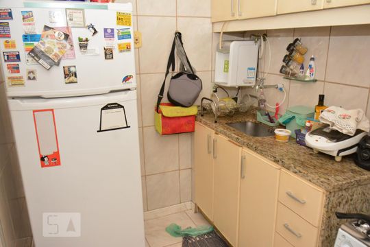Cozinha de apartamento à venda com 2 quartos, 60m² em Jardim Guanabara, Rio de Janeiro