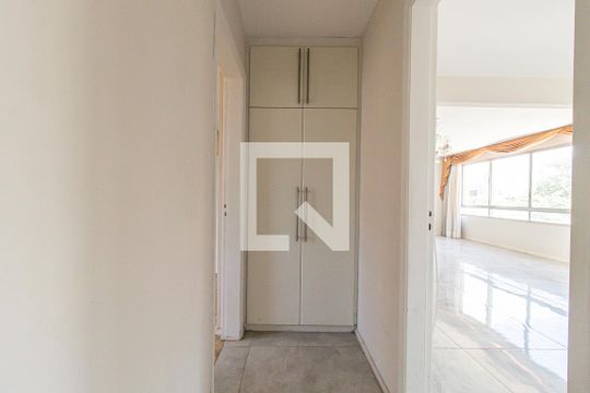 Corredor de apartamento para alugar com 3 quartos, 140m² em São Francisco, Curitiba