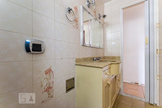 Banheiro de apartamento para alugar com 2 quartos, 55m² em Cubango, Niterói