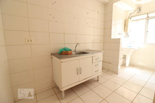 Cozinha de apartamento para alugar com 2 quartos, 47m² em Parque Bristol, São Paulo