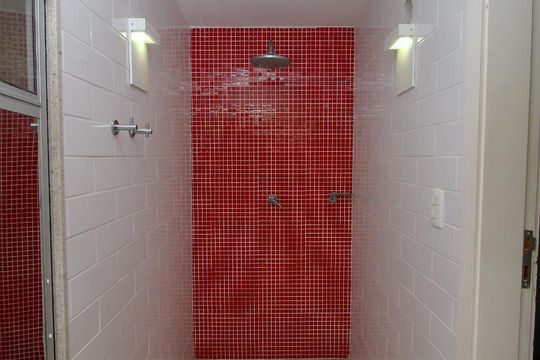Chuveiro de casa para alugar com 6 quartos, 590m² em Humaitá, Rio de Janeiro