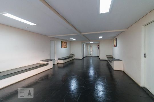 Hall de entrada do prédio de apartamento para alugar com 3 quartos, 90m² em Vila Silveira, Guarulhos