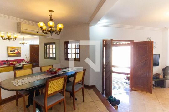 Sala de casa de condomínio à venda com 4 quartos, 420m² em Santa Rosa, Niterói