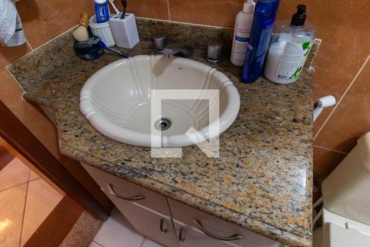 Banheiro de casa de condomínio à venda com 4 quartos, 420m² em Santa Rosa, Niterói