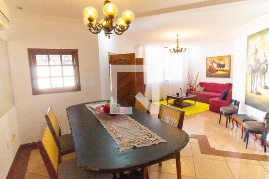 Sala de casa de condomínio à venda com 4 quartos, 420m² em Santa Rosa, Niterói