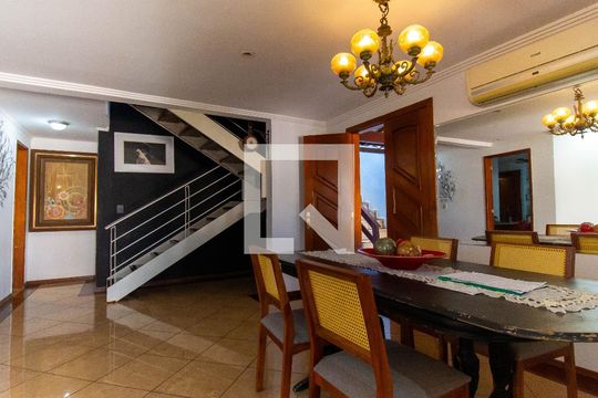 Sala de casa de condomínio à venda com 4 quartos, 420m² em Santa Rosa, Niterói